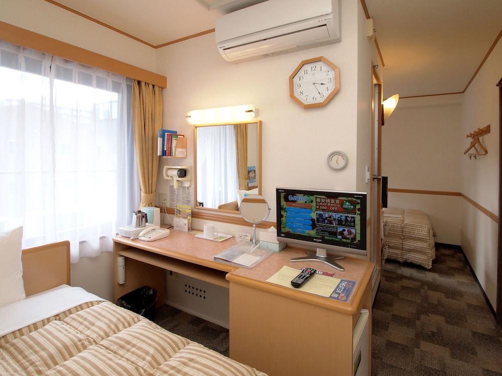 Toyoko Inn Okayama Eki Nishi Guchi Hiroba Exterior foto